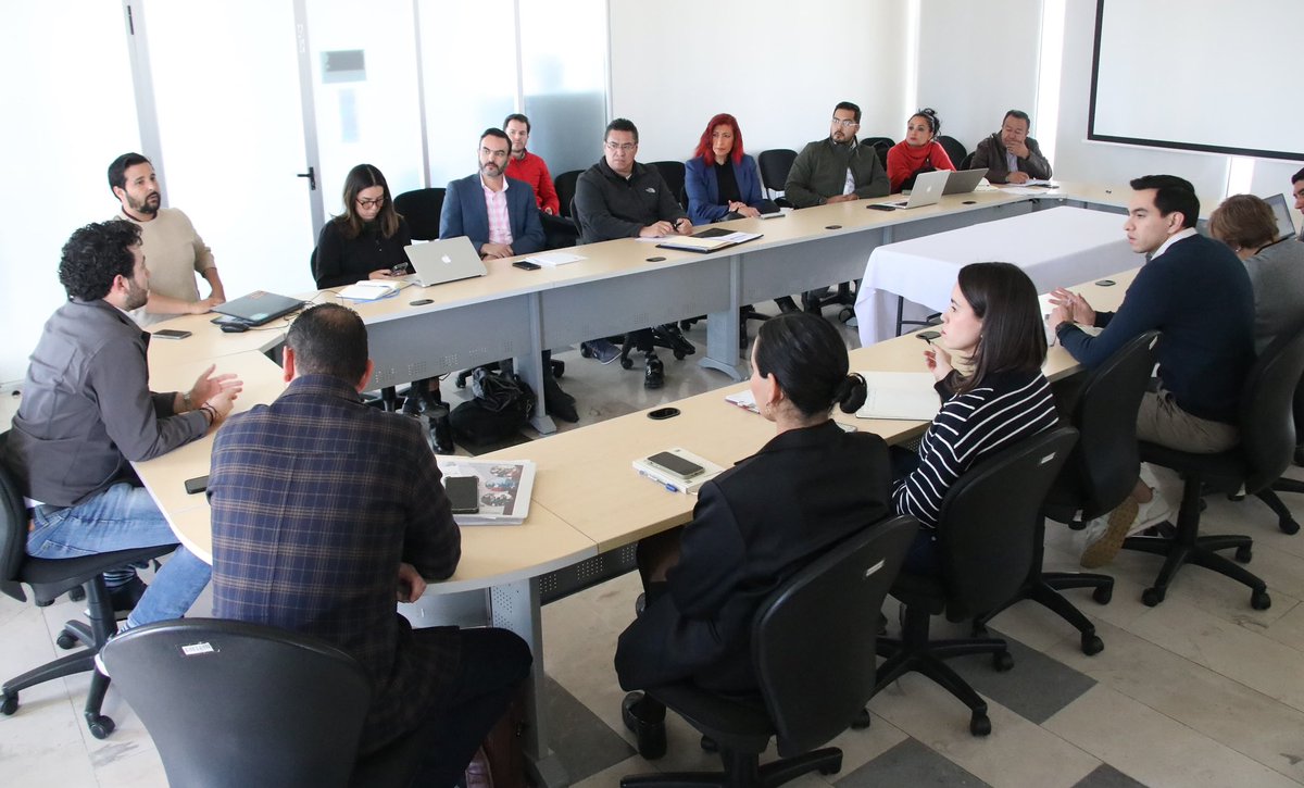 Milo_barrera's tweet photo. Por instrucciones del Gobernador @SergioSalomonC redoblaremos esfuerzos para cerrar con todo el éxito este 2024.

Por ello, me reuní con titulares del Sector Económico del @Gob_Puebla para establecer las prioridades, fortalecer la coordinación y fijar objetivos.

Por un buen año! https://t.co/imVG62pgFW