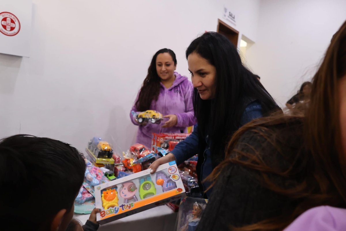 YadiraRMora's tweet photo. #Uruapan
#SabíasQue ¡Celebramos con alegría la entrega de juguetes en el Centro de Rehabilitación Infantil (#CRIU)en colaboración con la Panadería DIF!🥐
En este emotivo evento,compartimos la magia de la temporada y disfrutamos juntos del tradicional corte de rosca de reyes👑 https://t.co/zyVUx8VOtC
