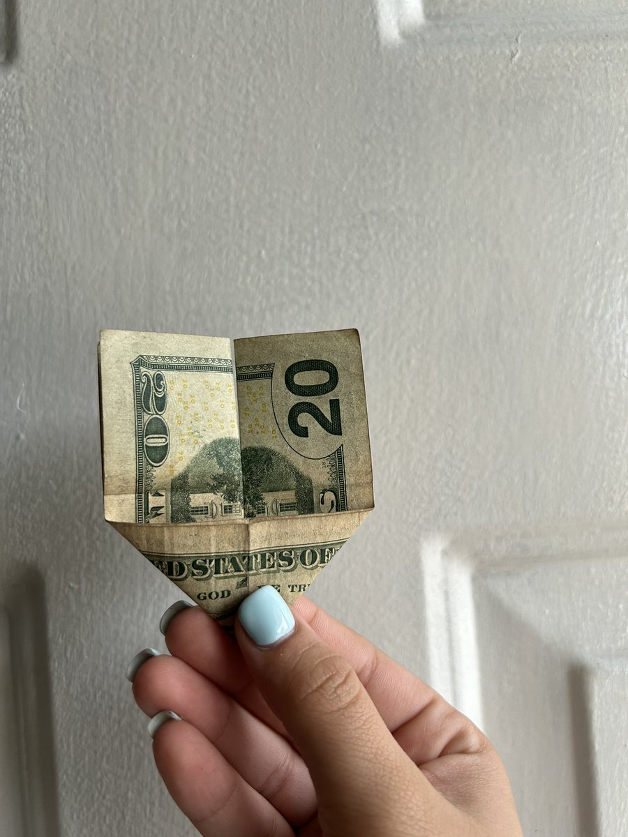annis_cast's tweet photo. Gracias a un video de tik tok, acabo de darme cuenta que el billete de $20 es en memoria al atentado del 9/11. En una foto pueden ver las dos torres incendiándose y en el otro, el pentágono incendiándose también…😳 https://t.co/b4wZiREWGw