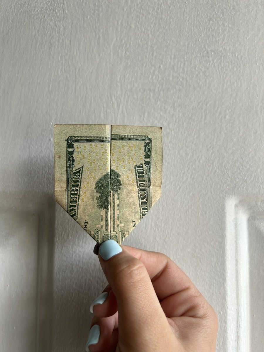 annis_cast's tweet photo. Gracias a un video de tik tok, acabo de darme cuenta que el billete de $20 es en memoria al atentado del 9/11. En una foto pueden ver las dos torres incendiándose y en el otro, el pentágono incendiándose también…😳 https://t.co/b4wZiREWGw