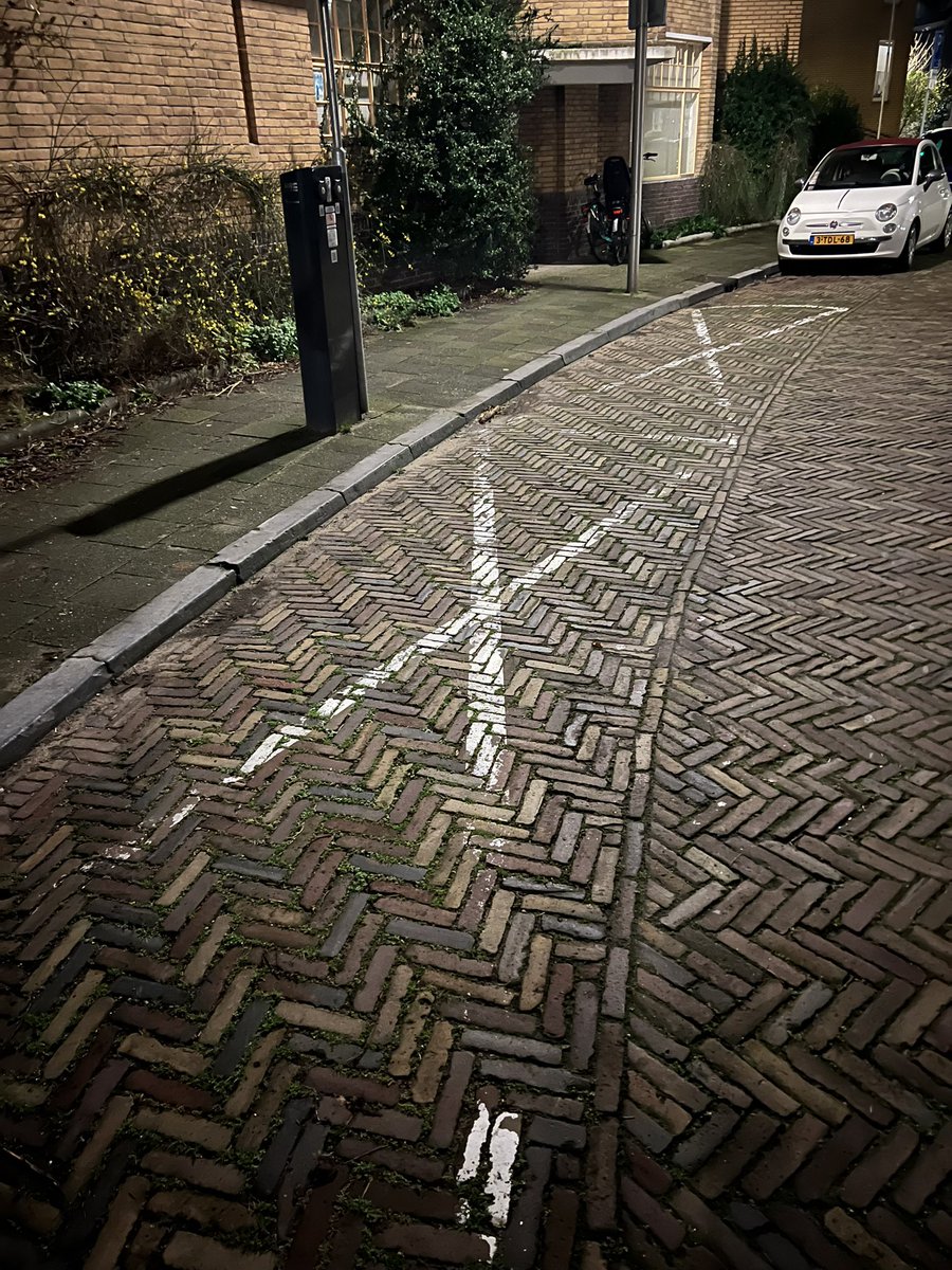 twzijlstra's tweet photo. Mijn klomp breekt: 
#Blokkeerkosten worden na 4 uur opladen in rekening gebracht á €0,05 p/min= € 3,- per uur. U betaald dus elke avond een #boete. ‘s-avonds elektrisch #laden  onaantrekkelijk met lege plekken tot gevolg. Wie gaat nou midden in de nacht zijn auto verplaatsen…? https://t.co/5UpBJcFIZ9