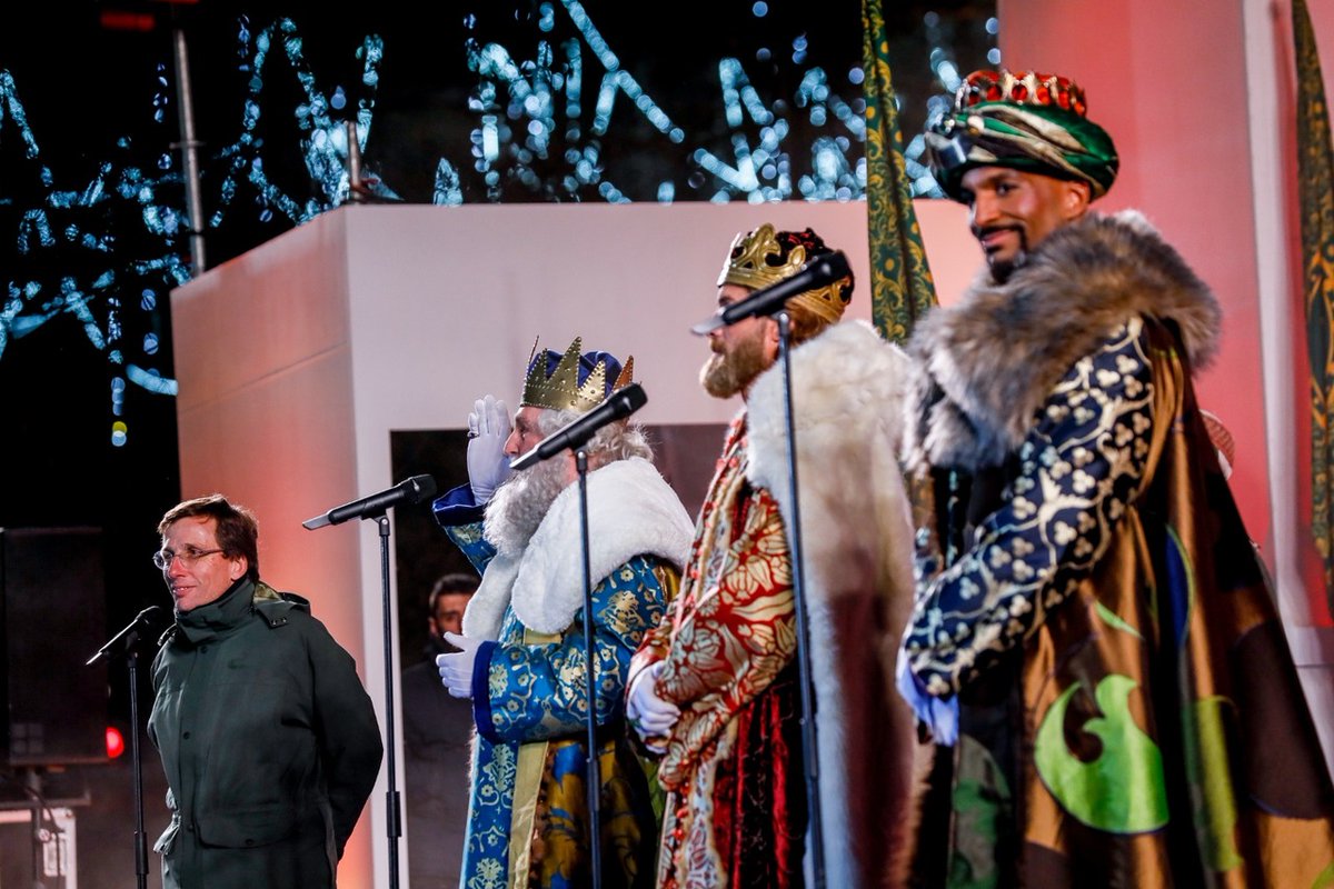 MADRID's tweet photo. 👑👑👑SSMM los #ReyesMagos vuelven a #Madrid en la noche más mágica del año✨ y han pedido cariño para las personas mayores

✅El alcalde les ha dado la bienvenida en #Cibeles un año más
#NavidadMadrid2023
 
 👉https://t.co/L8BJ21lypp https://t.co/LM3TO790HA