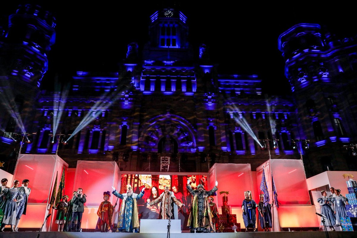 MADRID's tweet photo. 👑👑👑SSMM los #ReyesMagos vuelven a #Madrid en la noche más mágica del año✨ y han pedido cariño para las personas mayores

✅El alcalde les ha dado la bienvenida en #Cibeles un año más
#NavidadMadrid2023
 
 👉https://t.co/L8BJ21lypp https://t.co/LM3TO790HA