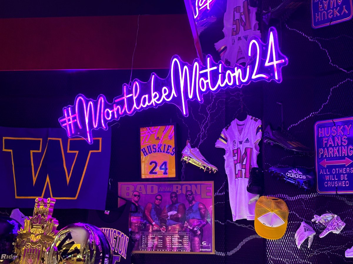 UW's tweet photo. An epic send off for an epic team. 
#PurpleReign https://t.co/Gm29OgWZe0