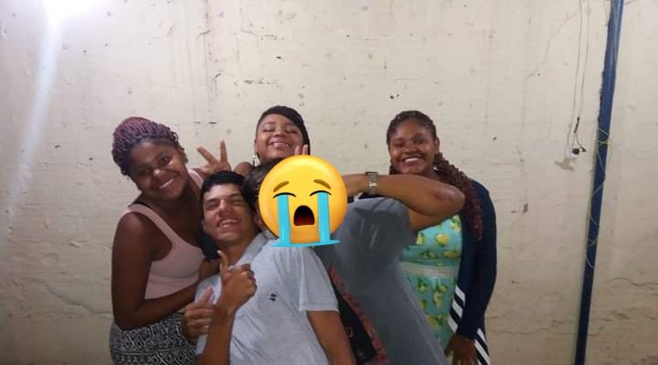 Infelizmente a vida é cruel 
Tiro vc de nós covardemente