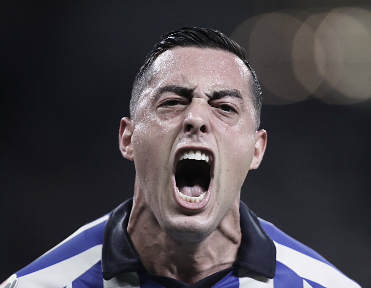 SomosRayados's tweet photo. Rogelio Funes Mori, la historia que nadie entenderá…

Se va el goleador histórico del equipo, aquel que marcó gol en la inauguración del Estadio BBVA; ese que se inmortalizó para siempre con su gol de chilena en una Final, ese que marcaba 20 goles por año y que dio momentos de mucha calidad y hasta le marcó al Liverpool en un Mundial de Clubes su gol 100.

Pero también se va ese que falló una cantidad espeluznante de jugadas, aquel que duró muchos clásicos sin meter gol, que tardó años en aparecer en una Final, aquel que falló penales y goles cantados en momentos importantes, bueno, falló un penal con un portero noqueado. Agregando nunca haber sido campeón de goleo.

¿Cómo vas a recordarlo?, esa es tu decisión. 

Ya no es tiempo de discutir si es una buena o mala decisión que se vaya, eso solo el tiempo lo dirá y es momento de una nueva era. 

Más de 8 años y se va con 1 título de Liga MX, 2 Concachampions y 2 Copa MX. 

No es de ahuevo reventar o alabar, se vale solo decir GRACIAS 🙏  y que te vaya bien en tu próximo equipo, histórico.