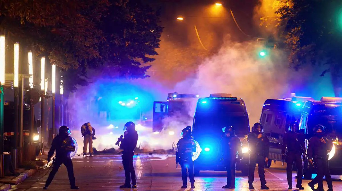 ÚLTIMA HORA | Un grupo republicano paraliza la cabalgata de los Reyes Magos al grito de "Gisclareny no té rei" (Gisclareny no tiene rey). Los manifestantes han sido detenidos.