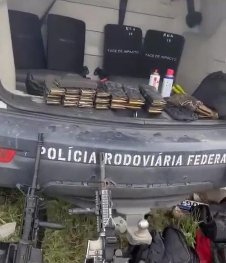 falacomigorj's tweet image. 🚨🚨ATENÇÃO🚨🚨
tropa #MAGRINHO #VARÃO &amp;amp; #TUBARÃO, sofrem um baque, como sempre trocando tiro com policiais da PRF!
Os policiais apreenderam 3 fuzis.
Um bandido de vulgo frango outro de vulgo Bradock e um bandido de vulgo Caolha fugiu pelo rio, nesse exato estão na mata do guandu