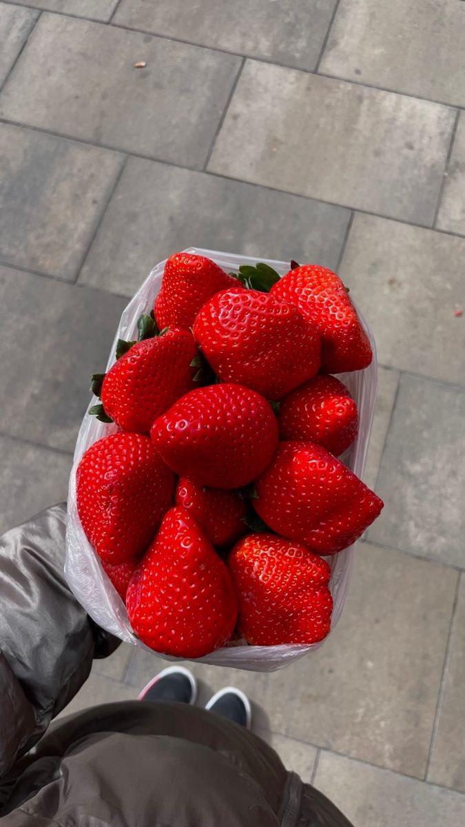 I’ve never seen strawberries this vibrant 🤤