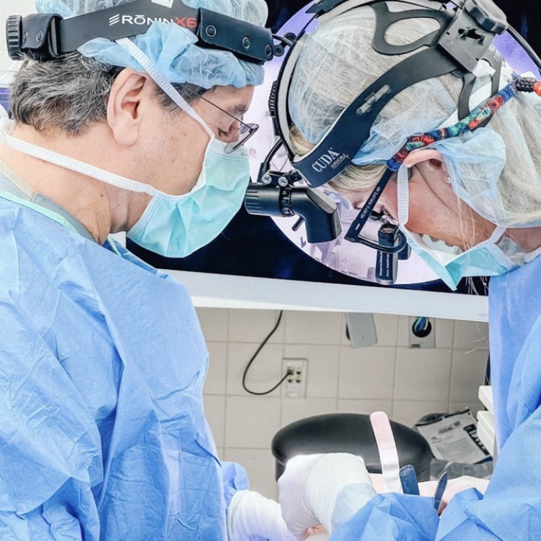 ABFCSorg's tweet photo. ABFCS surgeon round-up...

1. Dr. Kelsey Roelofs
2. Dr. John Fezza of @CFSsarasota
3. @KhorasaniMD
4. @WilliamPMackMD https://t.co/qFdBdbOngX