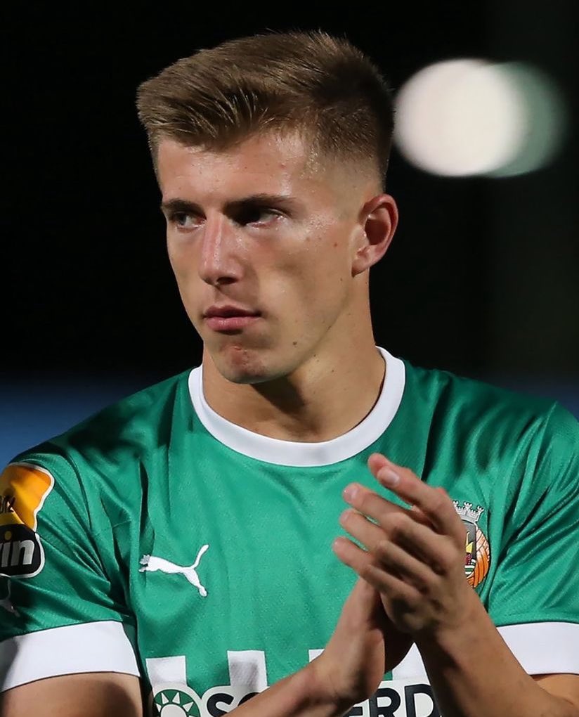 Será que Pedro Malheiro é o único lateral bom no nosso campeonato ? Não. Há Costinha, e que é melhor que o Malheiro.

É mais intenso, mais combativo, tem melhor cruzamento e joga muito bem por fora, é melhor que Malheiro e encaixa se melhor no nosso estilo de jogo.