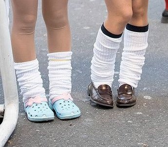 I see a lot of people getting more and more into gyaru fashion so I feel like it's more important than to point out these (↓) are not legwarmers. they're loose socks