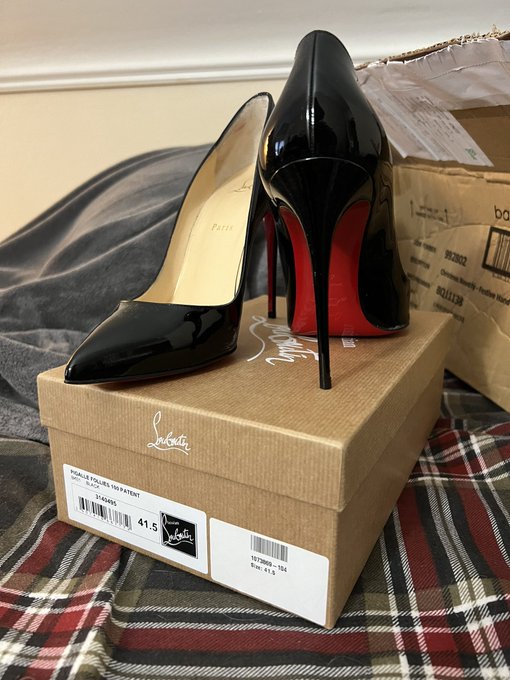 I got my Christmas present I bought for myself #louboutins #redbottoms #follies https://t.co/4wuvcFx<a href="/tag/redbottoms"class="tags"><span>#redbottoms</span></a><a href="/tag/louboutins"class="tags"><span>#louboutins</span></a><a href="/tag/follies"class="tags"><span>#follies</span></a>