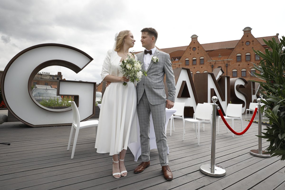 gdansk's tweet photo. Dokładnie 1438 małżeństw zawarto w 2023 r. w #Gdansk! 👰🏻‍♀️🤵🏻‍♂️ Wiele z par zdecydowało się na ślub w plenerze, wybierając plażę w Brzeźnie, 34. piętro Olivii Star 🏙 czy Park Oliwski 🌳 Jubileusze celebrowało w ubiegłym roku 306 par😍➡️ https://t.co/rnvAPTZ6XE
📸 D. Paszliński https://t.co/wv8bhODULL