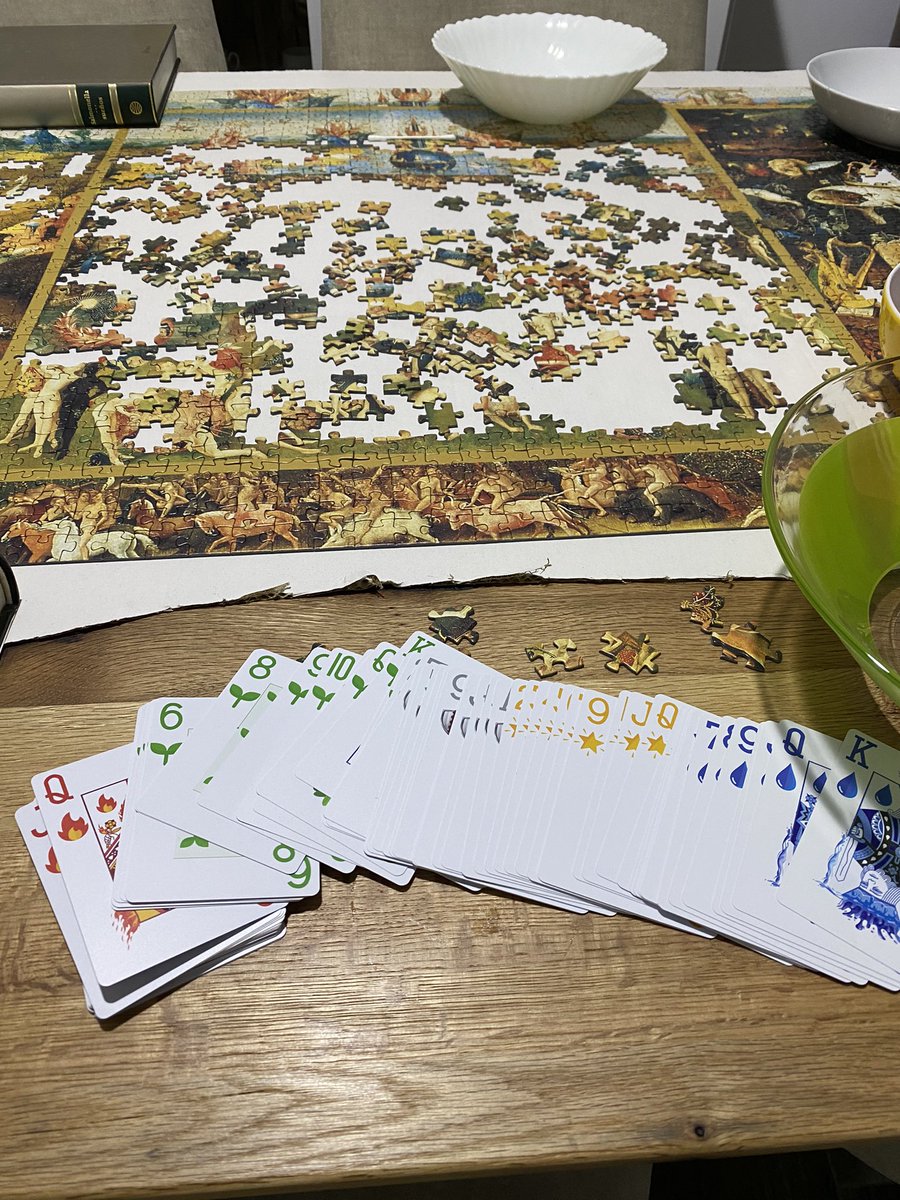 decidiendo si hacer el puzzle o jugar al repoker con la baraja que me ha regalado el grande de <a href="/omelopoker/">samuel</a> !
Gracias compadree un placer coincidir por méxico 🇲🇽 🙏