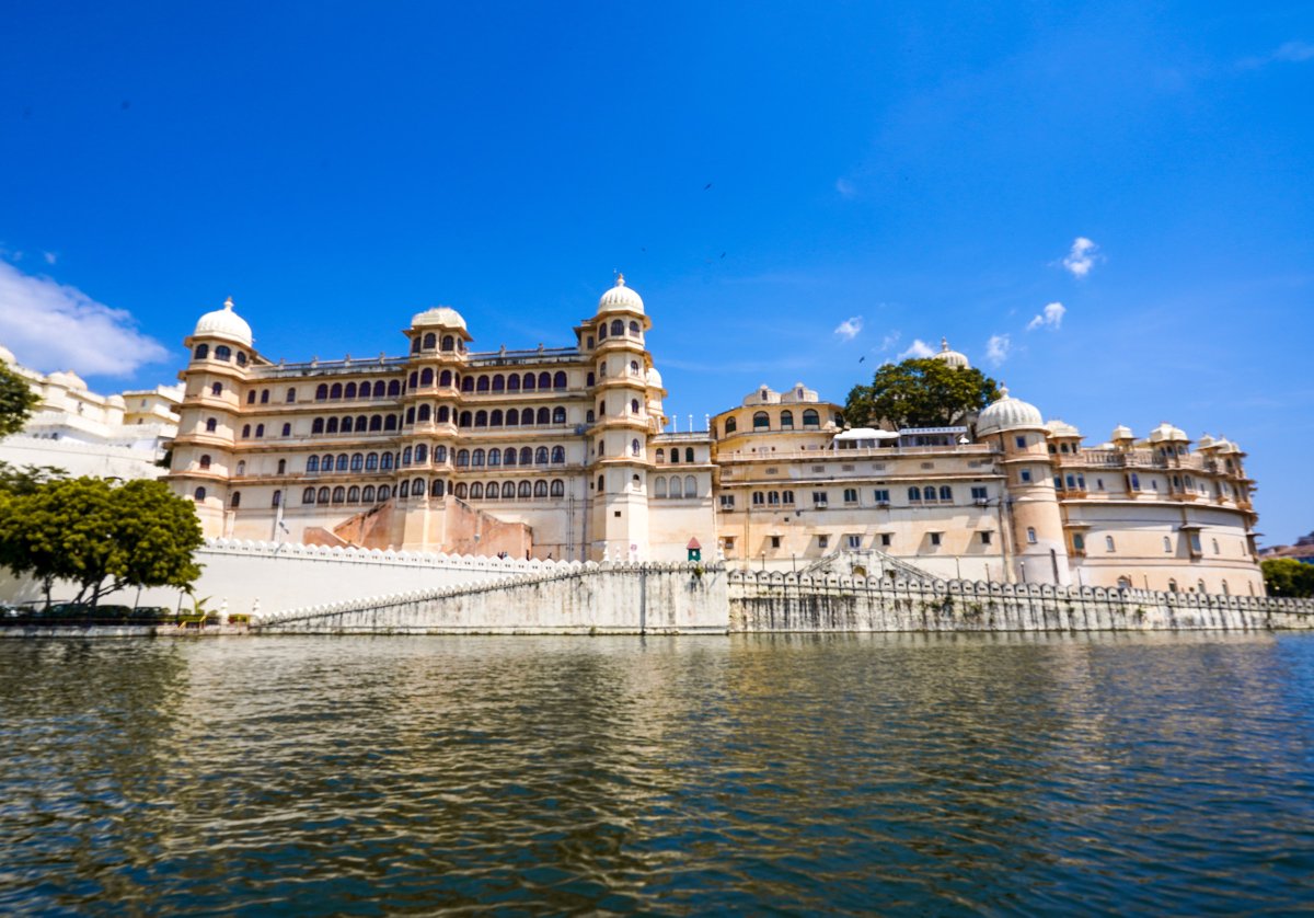 Shamrockjourney's tweet photo. City Palace Udaipur: 16th-century marvel, blending Rajasthani and Mughal architecture, now a royal museum with breathtaking city vistas.

#India #travel #tourism #trip #visitindia #udaipur https://t.co/bfnjuoHpVt