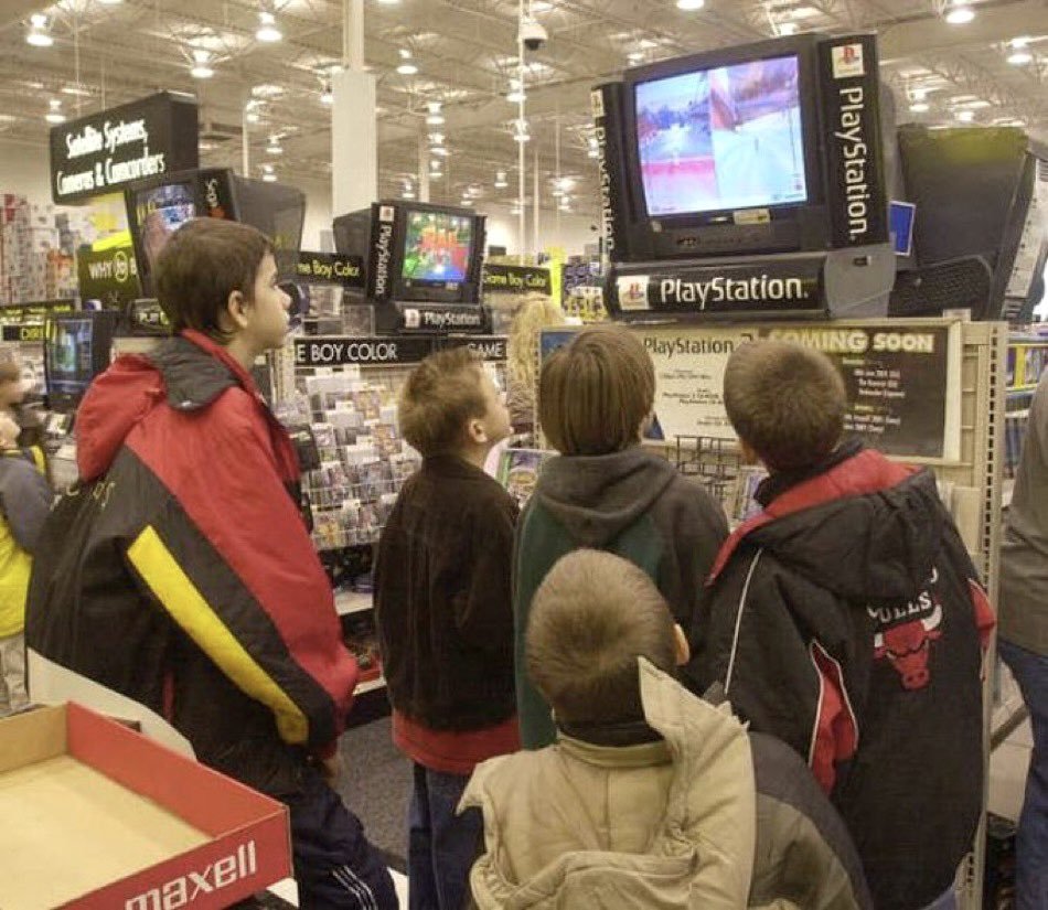 100Thieves's tweet photo. not a phone in sight, just people living in the moment https://t.co/Ho1IKGGULx