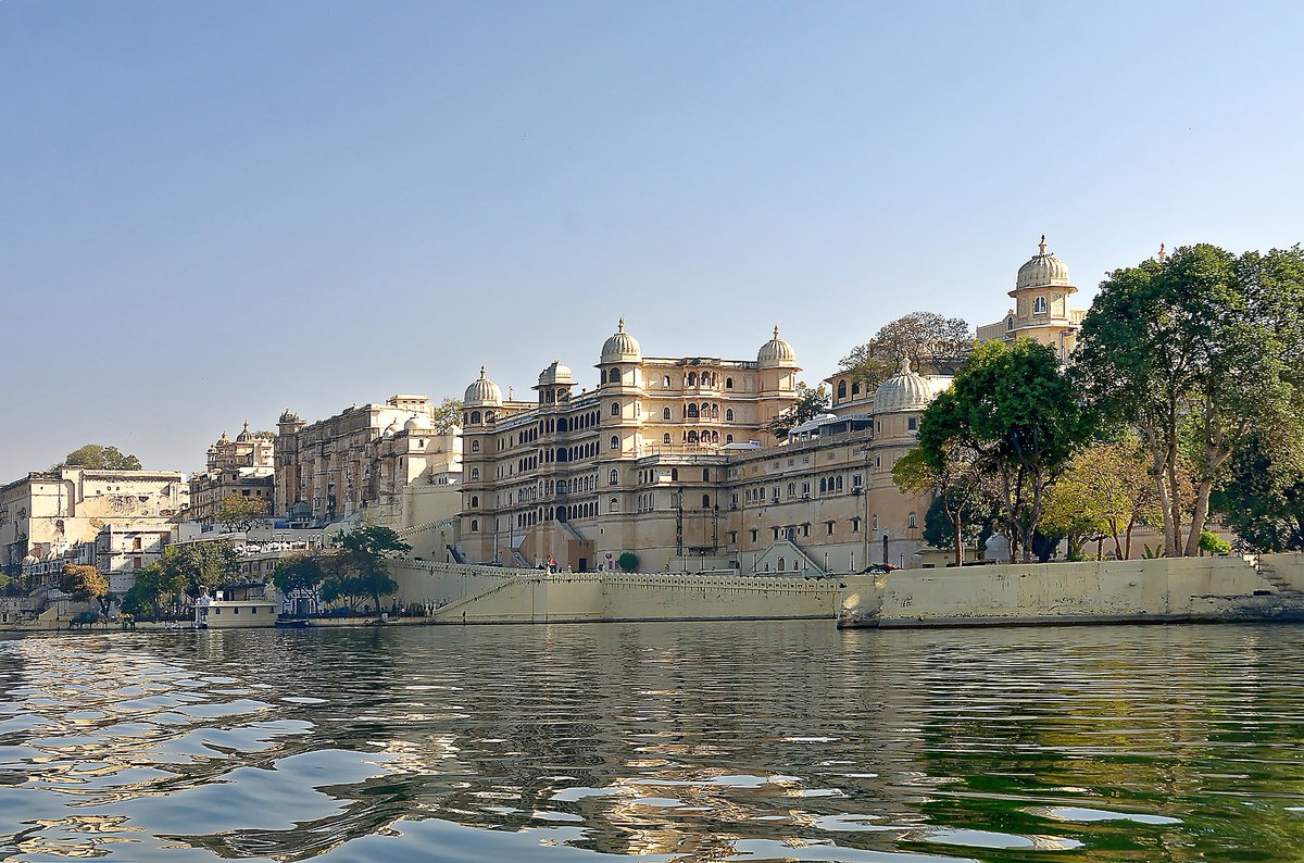 Shamrockjourney's tweet photo. City Palace Udaipur: 16th-century marvel, blending Rajasthani and Mughal architecture, now a royal museum with breathtaking city vistas.

#India #travel #tourism #trip #visitindia #udaipur https://t.co/bfnjuoHpVt
