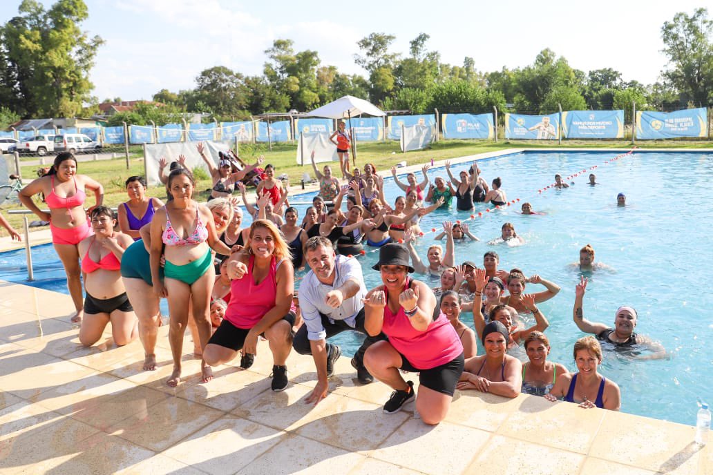 FedericoAchaval's tweet photo. ¡Qué lindo es ver a la comunidad disfrutando de las piletas en todos nuestros clubes municipales! ❤️

Hoy visitamos la clase de aquagym en el Club Municipal Manuel Alberti.

Nos llena de alegría ver estos espacios llenos de vecinos y vecinas pasando lindos momentos. https://t.co/uCwhgEYK4m