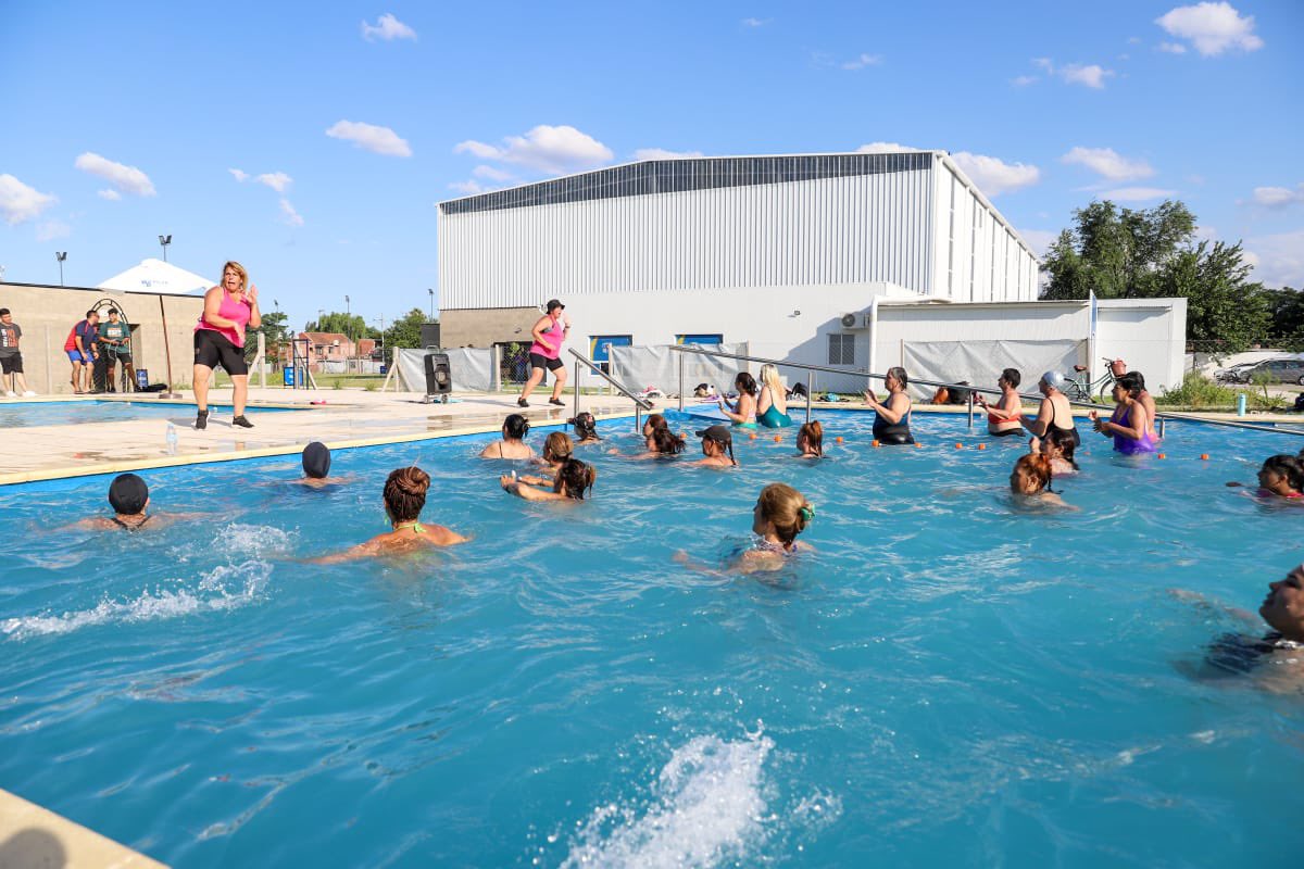 FedericoAchaval's tweet photo. ¡Qué lindo es ver a la comunidad disfrutando de las piletas en todos nuestros clubes municipales! ❤️

Hoy visitamos la clase de aquagym en el Club Municipal Manuel Alberti.

Nos llena de alegría ver estos espacios llenos de vecinos y vecinas pasando lindos momentos. https://t.co/uCwhgEYK4m