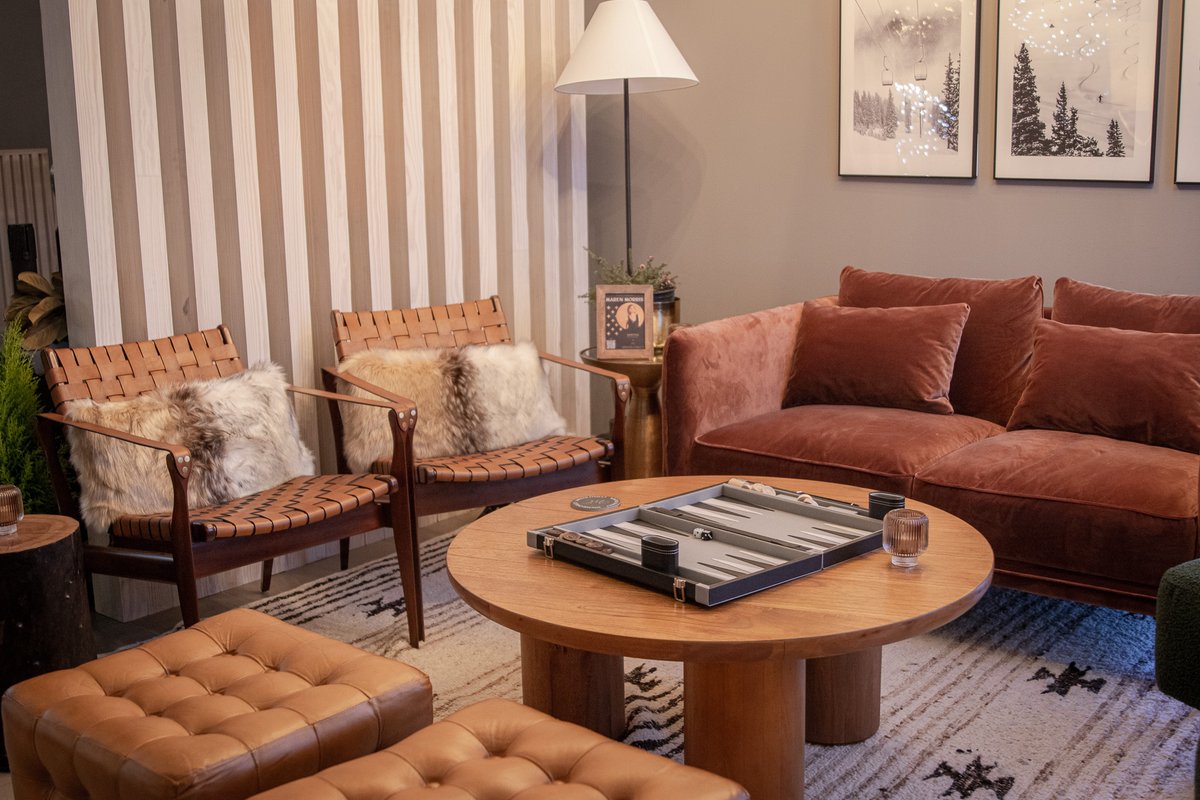 Take a trip to the Alps without even leaving #Sacramento! 🏔️⛷️⁠⁠
⁠
<a href="/Kimpton_Sawyer/">SawyerHotel</a> has transformed its lobby into a luxurious alpine-inspired Winter Chalet Pop-Up Bar offering wintery cocktails &amp; small bites ❄️🥂
⁠
📅 Open NOW through Feb. 29⁠
📸: The Sawyer Hotel