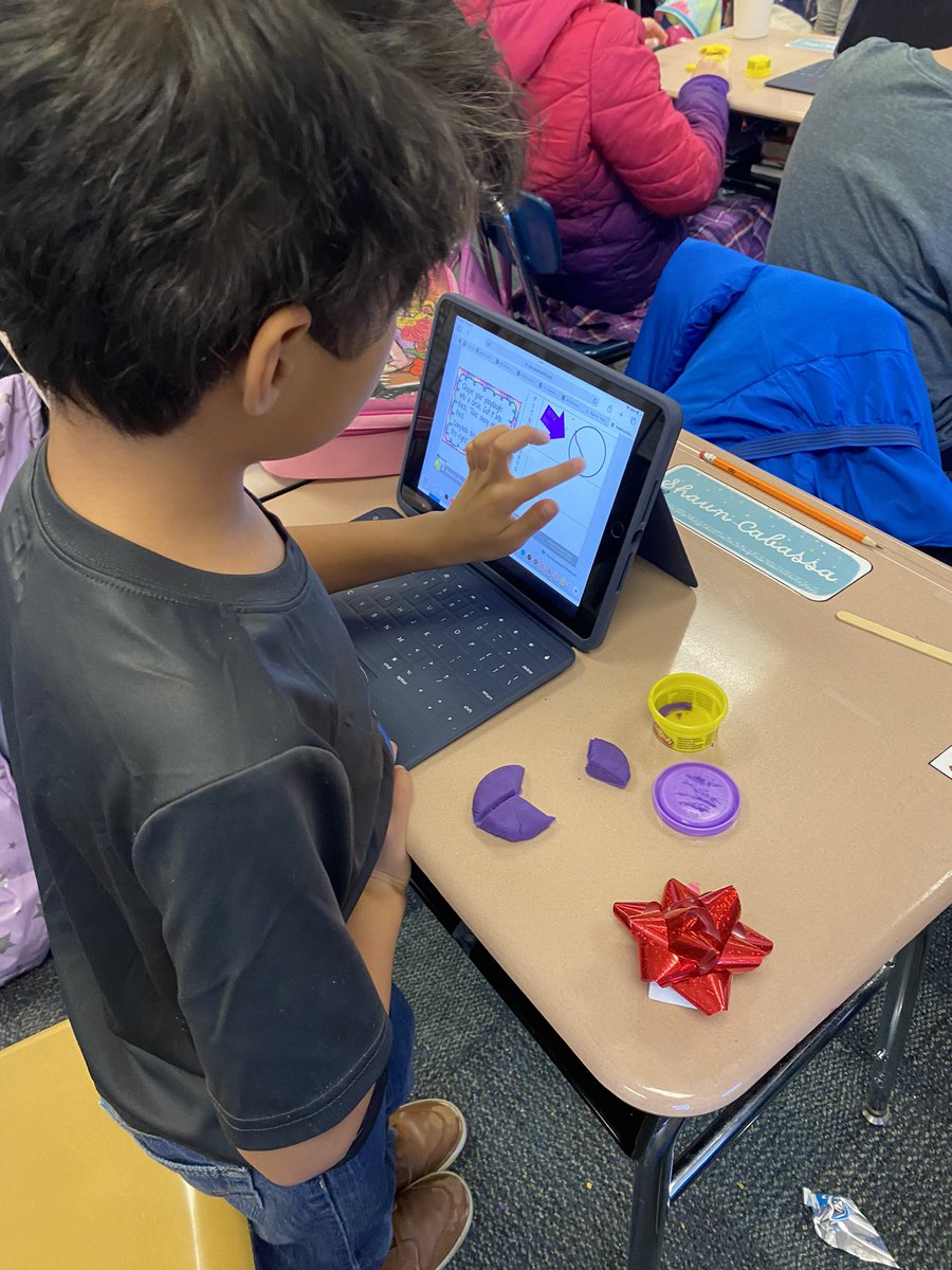 MrsPrudente's tweet photo. Our #FantasticFridayAtHighland included learning about fractions using playdoh! @Mr_Esbenshade @GoMounts https://t.co/qPWUoRRw0H