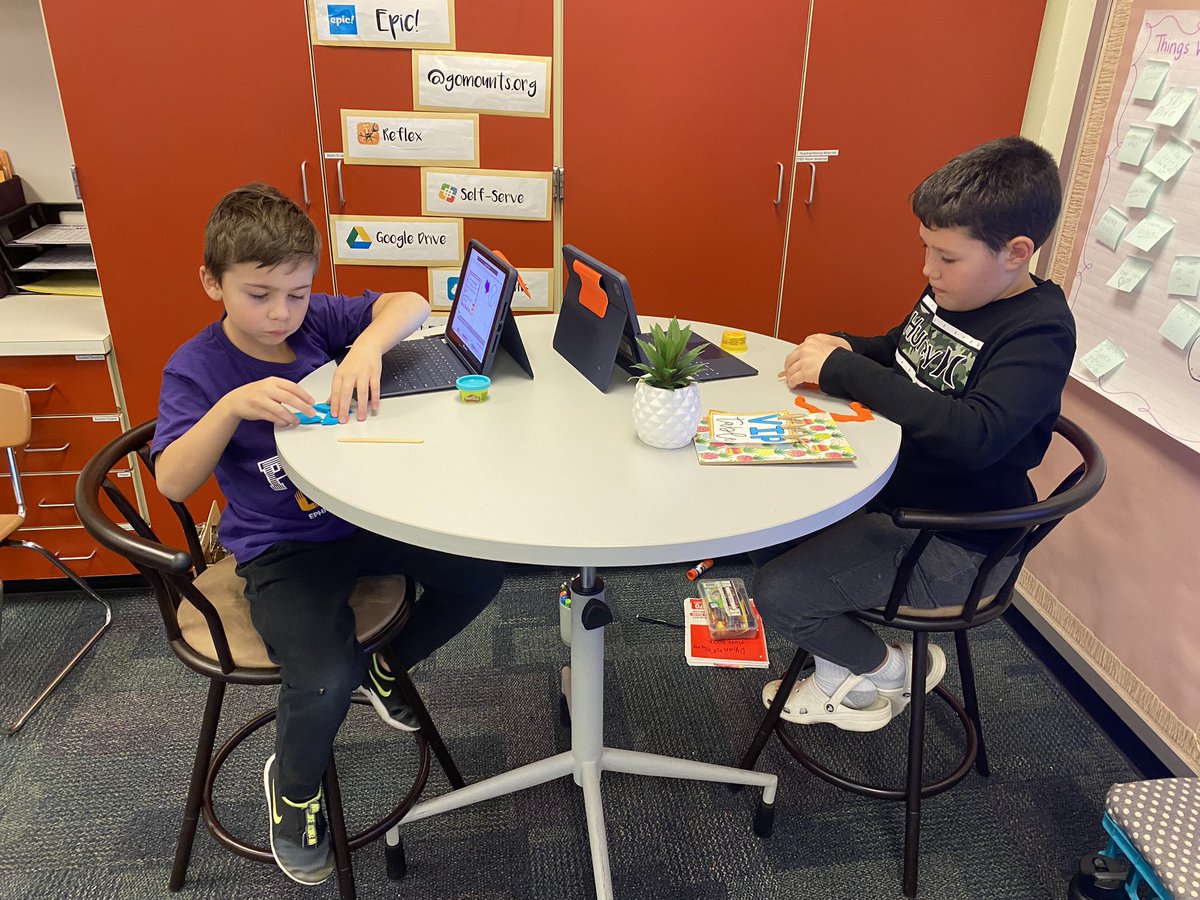 MrsPrudente's tweet photo. Our #FantasticFridayAtHighland included learning about fractions using playdoh! @Mr_Esbenshade @GoMounts https://t.co/qPWUoRRw0H