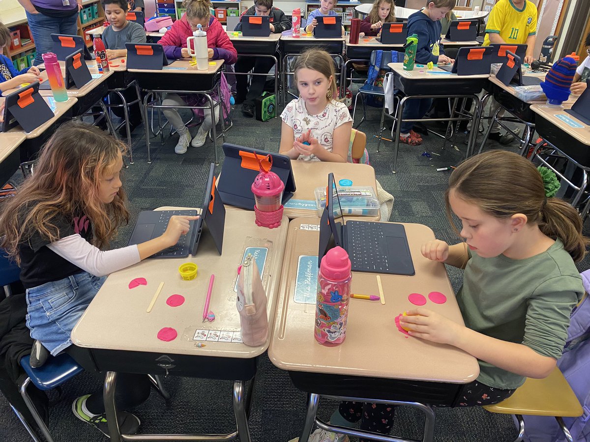 MrsPrudente's tweet photo. Our #FantasticFridayAtHighland included learning about fractions using playdoh! @Mr_Esbenshade @GoMounts https://t.co/qPWUoRRw0H