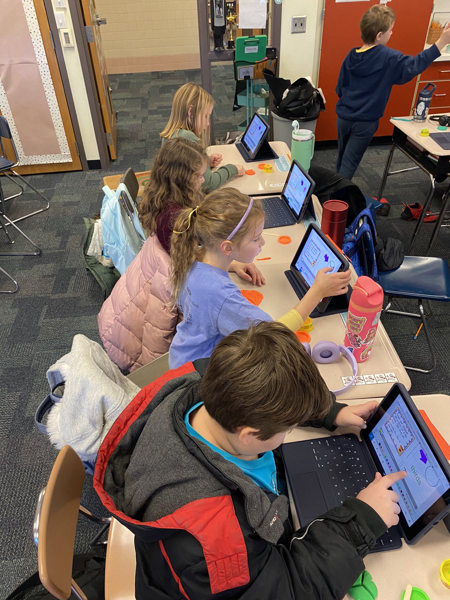 MrsPrudente's tweet photo. Our #FantasticFridayAtHighland included learning about fractions using playdoh! @Mr_Esbenshade @GoMounts https://t.co/qPWUoRRw0H