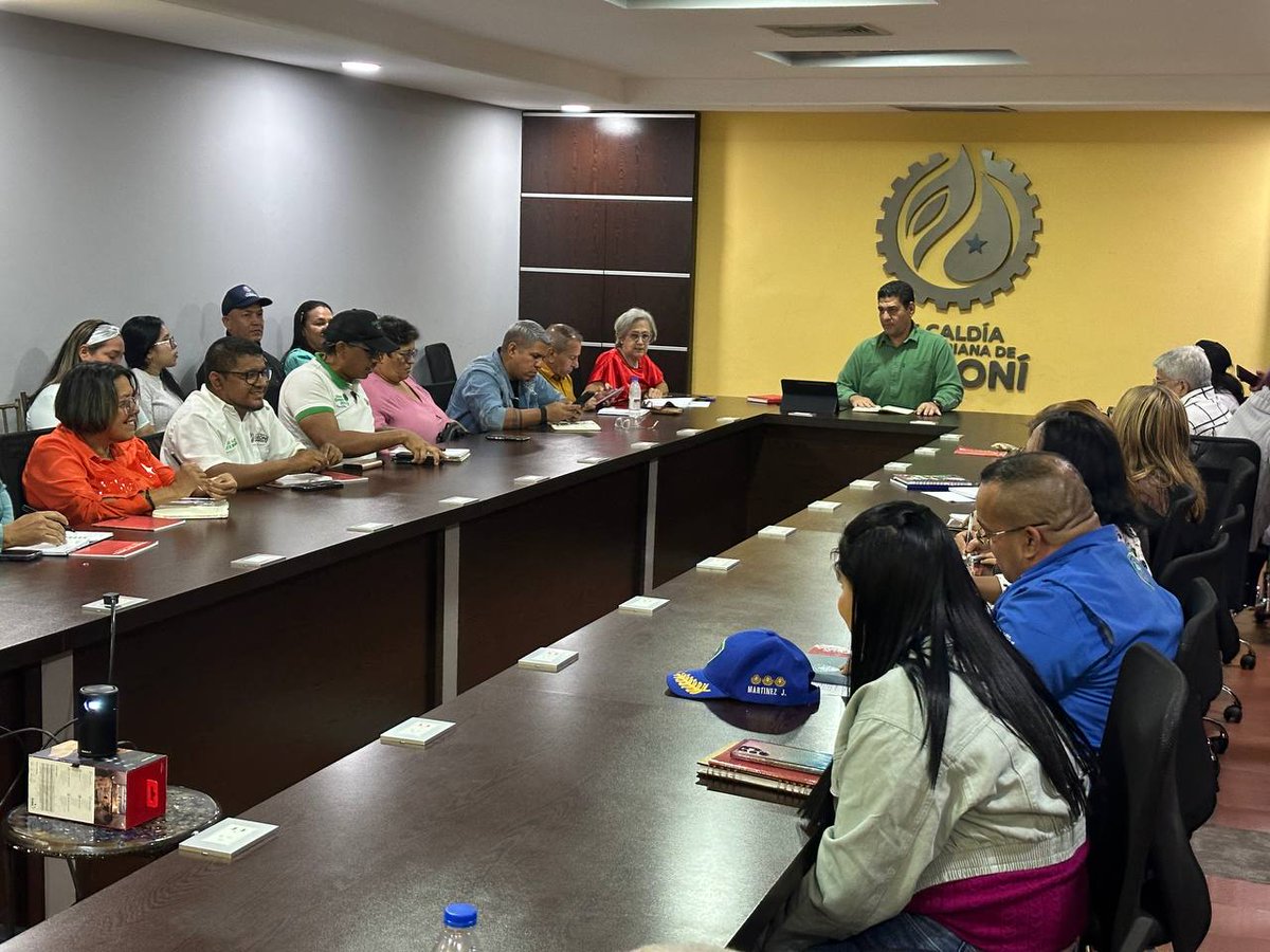 Así nos preparamos en este inicio de 2024, reunidos y listos para ejecutar las obras más importantes en nuestro municipio, las obras de la Ciudad Guayana Para Vivir. ¡Vamos por un 2024 exitoso!

#PuebloLegisladorDePaz #2024 <a href="/nicolasmaduro/">Nicolás Maduro</a> <a href="/amarcanopsuv/">Ángel Marcano</a>