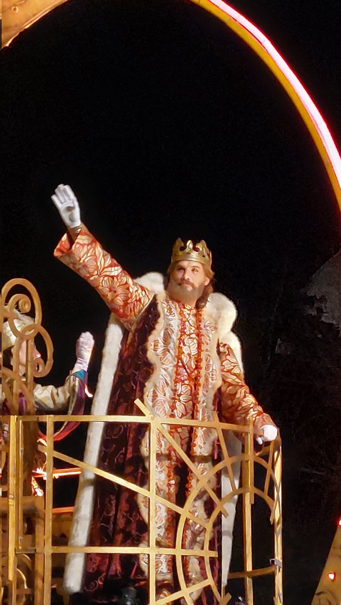 nefer_neferu's tweet photo. He estado en la cabalgata y Gaspar me ha hecho un gesto con la mano desde su carroza. Le voy a esperar sentadita en el salón para que me explique en persona qué es lo que quería decirme.

Y si no, ya le digo yo lo que quiero... https://t.co/Zg53ibskg4