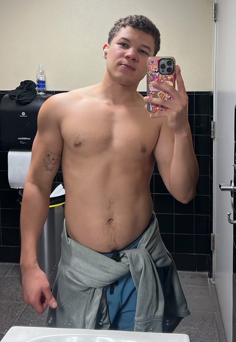 happy new year :) lol https://t.co/17qM4a9qrP