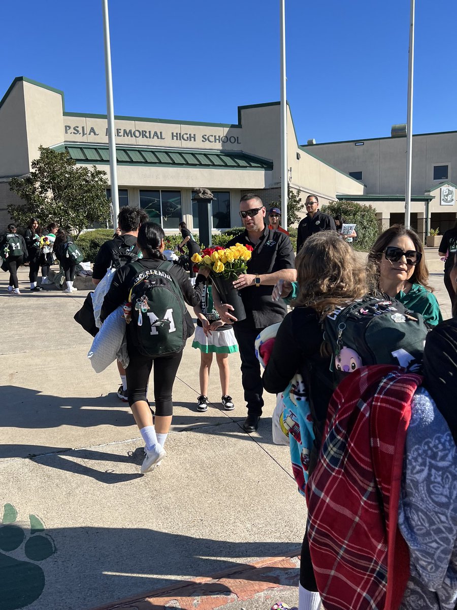 PSJAMemorial's tweet photo. Wolverine Country is honored for the continuous support from the @CityofAlamo, Mayor Garza, Alamo PD & Fire Departments, and city commissioners.
Today they welcomed home our UIL 4th place winning cheer team along side Principal Dr. @RaquelGarcia182!
#WolverineProud #AlamoProud https://t.co/RKO5tJ3vV7