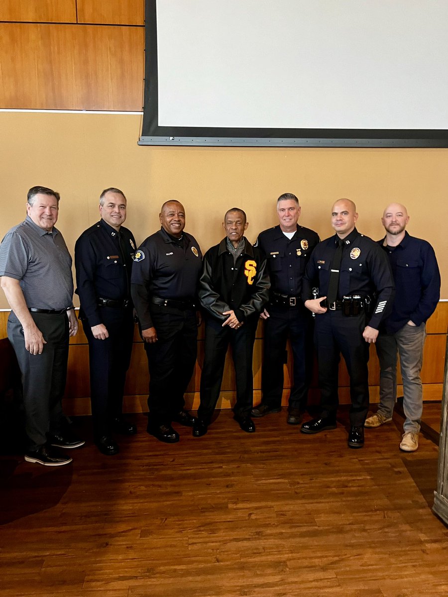 Great start to a new command and collaboration. Received briefing on recent UNLV shooting. Thanks to @USCDPS for hosting. Sharing of ideas and questions with USC, @esouthersHVE @lapdcommission @LAPD_Southwest is committed to the safety of all.