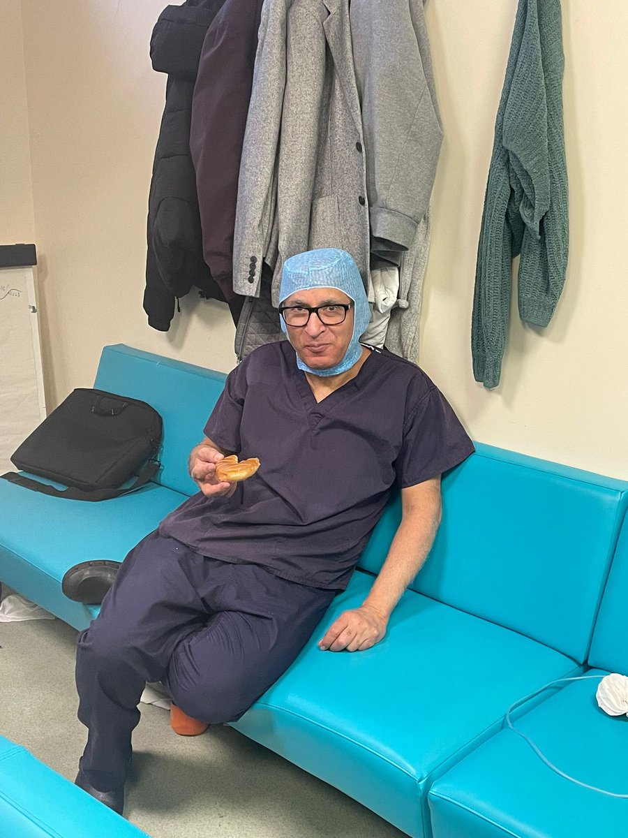 doc_hnaqvi's tweet image. The SAS crew on ortho sharing life wisdom &amp;amp; TTOs skills, just true admiration for them😊

#teammedicine brilliant as ever❤️ 

Samosas have been a mantra for wellbeing &amp;amp; connection🙏🏾

🙏🏾 to those who do their work without question, it’s not forgotten❤️

#Day3of6
@SWBHnhs