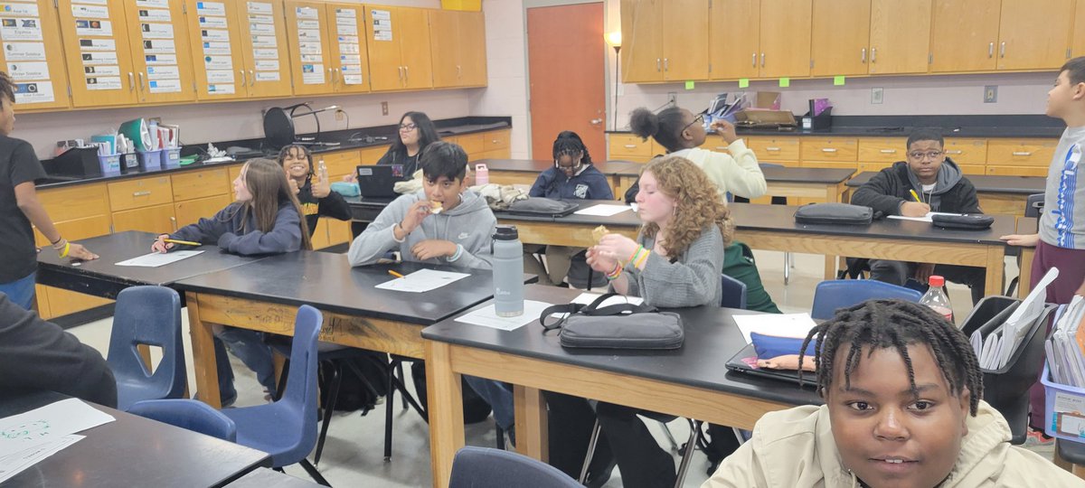MPrewett16943's tweet photo. This week students had hands on experience with heat transfer by making s'mores! After making them students explained where conduction, convection and radiation happened to create their s'mores.

@LMSFalconsPrinc @LMSJRFALCONS @cobbscience https://t.co/zILWBRm8Pd