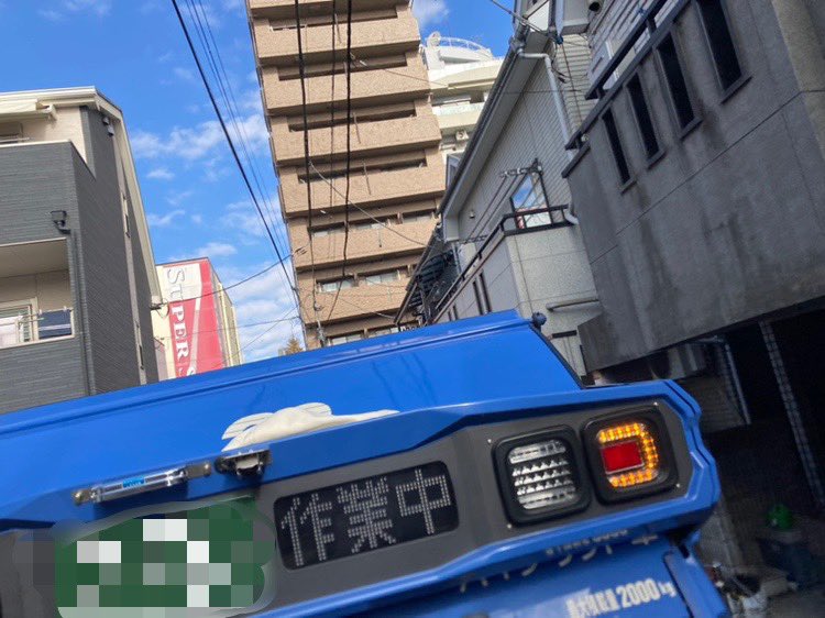 takizawa0914's tweet photo. ビーズクッションや散らばるものは、それだけでわかりやすく出してくれると助かります。おはようございます。ゴミ清掃員の滝沢です。清掃員が気付けば、このように清掃車の上に一旦、置いておいて、回収が終わったら、中に入れるので、散らばらずに済みます。ご配慮いただいている方、いつもありがとうございます！

#ゴミ清掃員の日常 #滝沢の推し活はごみ分別