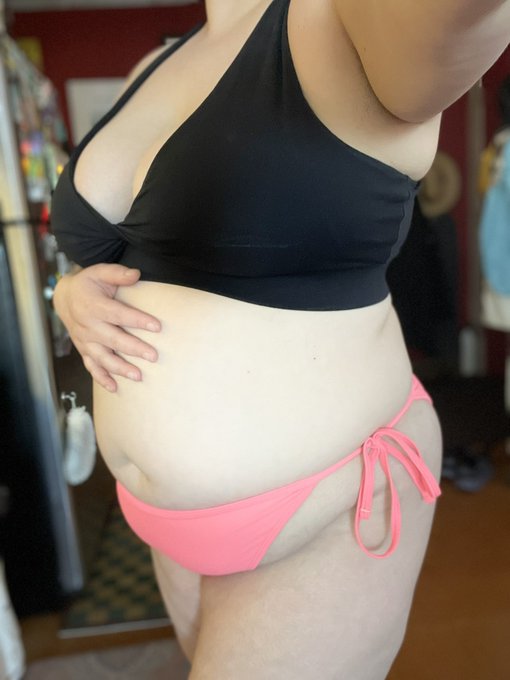 Itsy bitsy bikini 👙 https://t.co/XG8K7ocGBg