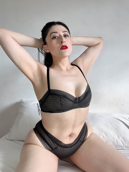 Hoy hice muchas cosas en mi casa. Ya me cans&eacute; y necesito un masaje. https://t.co/4zmVS2f6ow