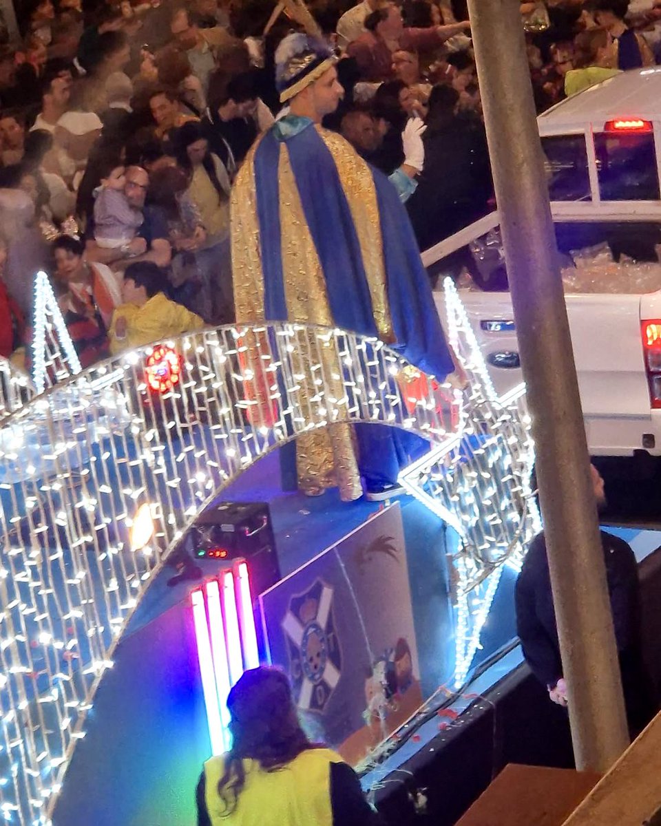 CDTOficial's tweet photo. 🪄Noche mágica con el Rey Gaspar 👑#blanquiazul en Santa Cruz. A descansar, a soñar y que hayan sido buenos para vivir un gran día mañana en la previa del #DerbiCopa 🏆.
Muchas gracias a tod@s 🤍💙.
#YoSoyElTenerife https://t.co/ESWBYF53X6