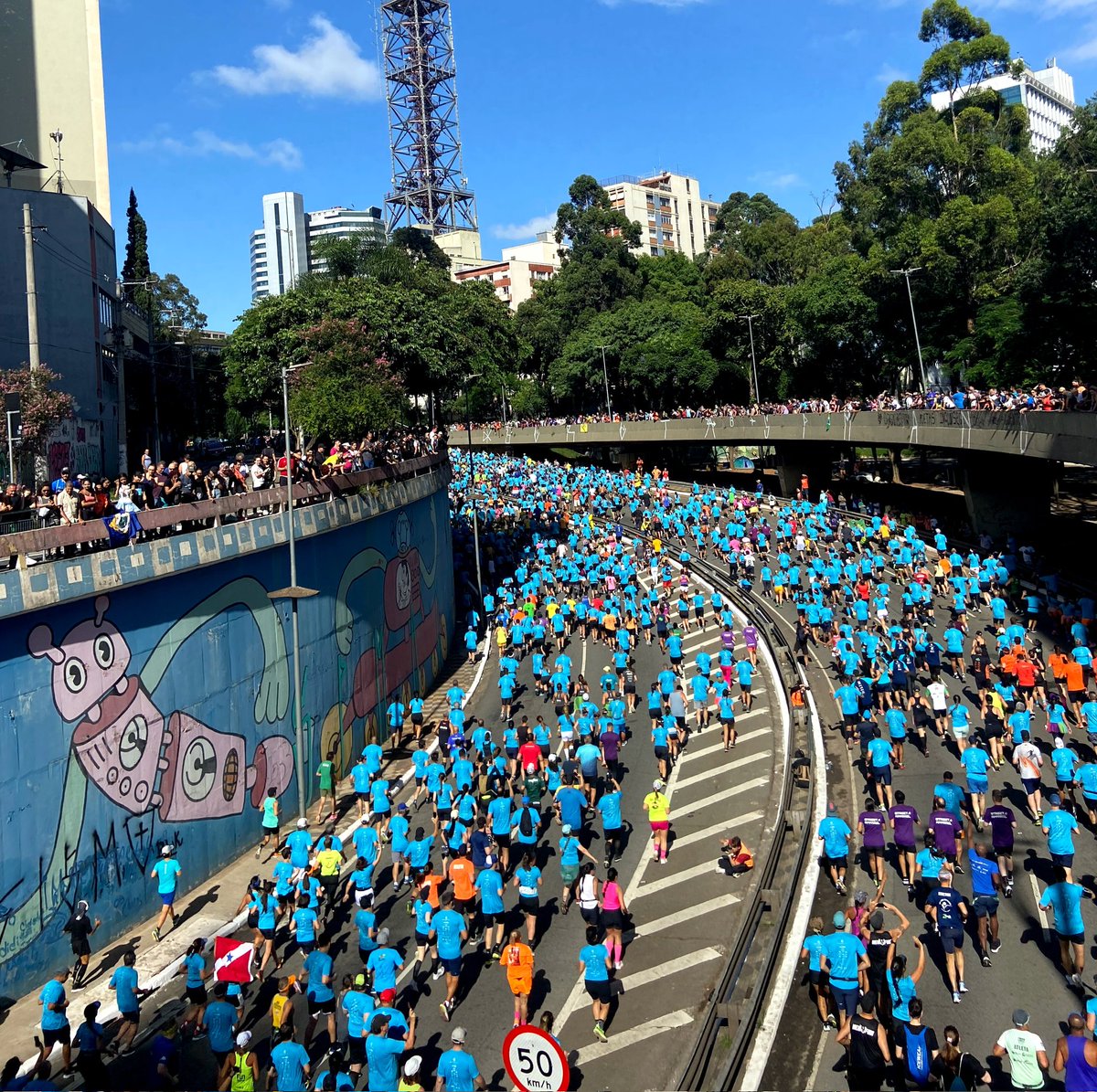EsportividadeSP's tweet photo. Tudo azul na Corrida de São Silvestre, que teve participação recorde de mais de 33,4 mil pessoas. Dá para acreditar que a centésima edição vai acontecer já no ano que vem? Inacreditável como passa o tempo! https://t.co/X1tJ8Cp784