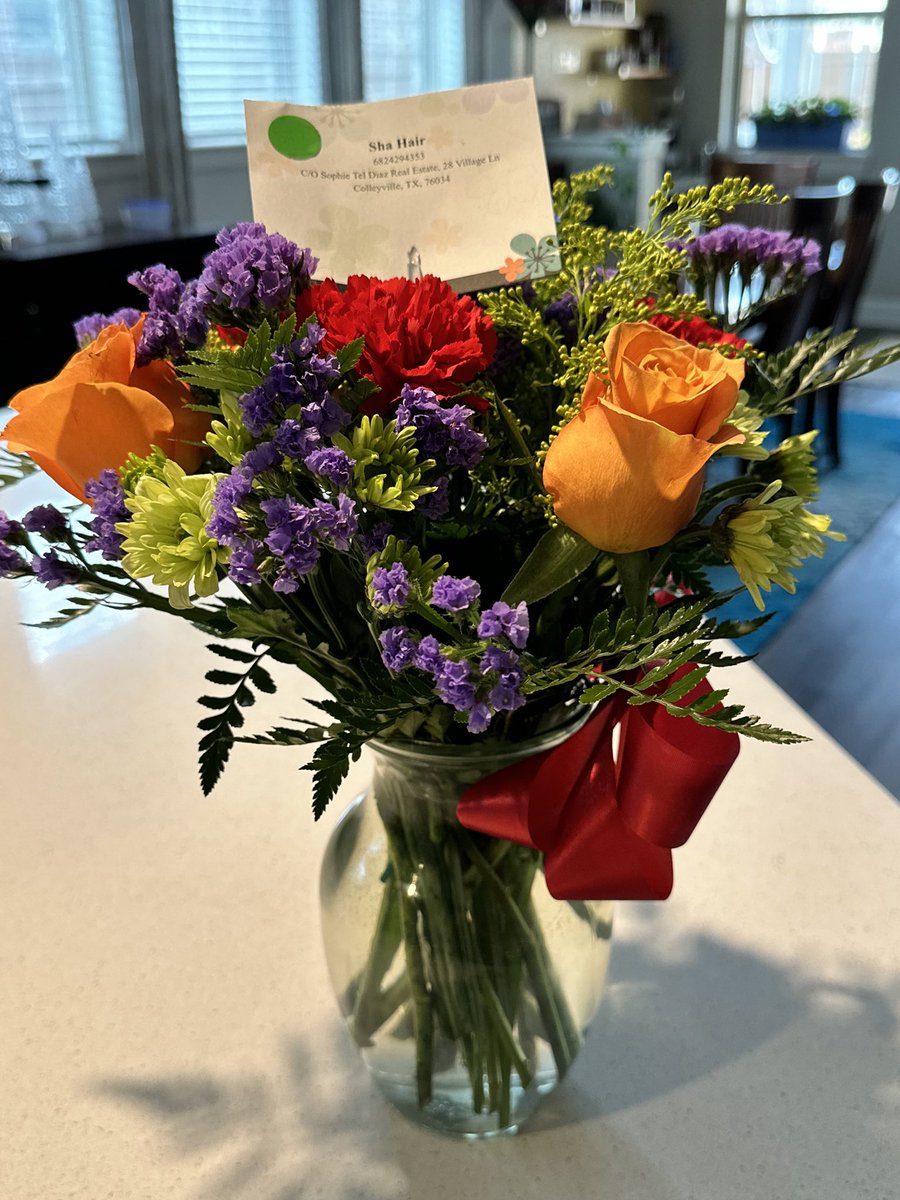 ShaHairRealtor's tweet image. Found this lovely surprise at my office today from a past client.💐 Thank you, Tea!😍

#bestclientsever #bestclients #flowers #shahairrealtor #shasellsrealestate