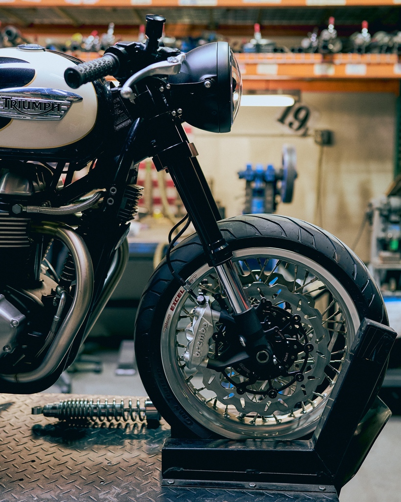 british_customs's tweet photo. Teaser of a new build we're working on, going back to air cooled Thruxtons.

#britishcustoms #triumph #triumphmotorcycles #thruxton900 #triumphthruxton https://t.co/xPxen034mr