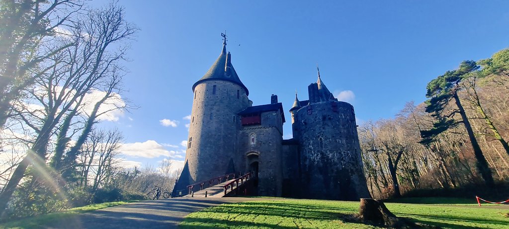 CTywydd's tweet photo. Another great day showing my Californian guest around a small corner of Wales 🏴󠁧󠁢󠁷󠁬󠁳󠁿🇺🇲😎 Ogmore, Dunraven Bay, Castell Coch, Cardiff Castle, national museum of Wales &amp; fabulous food at Bearded Taco, Cardiff Market! Thank you also to @Parador_44 #bespoke #guided #guest @visitwales https://t.co/jNSMlkua2p