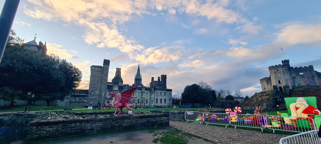 CTywydd's tweet photo. Another great day showing my Californian guest around a small corner of Wales 🏴󠁧󠁢󠁷󠁬󠁳󠁿🇺🇲😎 Ogmore, Dunraven Bay, Castell Coch, Cardiff Castle, national museum of Wales &amp; fabulous food at Bearded Taco, Cardiff Market! Thank you also to @Parador_44 #bespoke #guided #guest @visitwales https://t.co/jNSMlkua2p