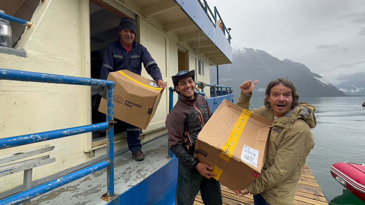 En el Sur de la Patagonia Chilena hay lugares muy inaccesibles, remotos, sin rutas que los conecten por tierra y adónde sólo se puede llegar desde el Mar, muchas veces embravecido. Ahí también llegan siempre, puntualmente, las entregas de <a href="/Mercadolibre/">Mercado Libre</a>.