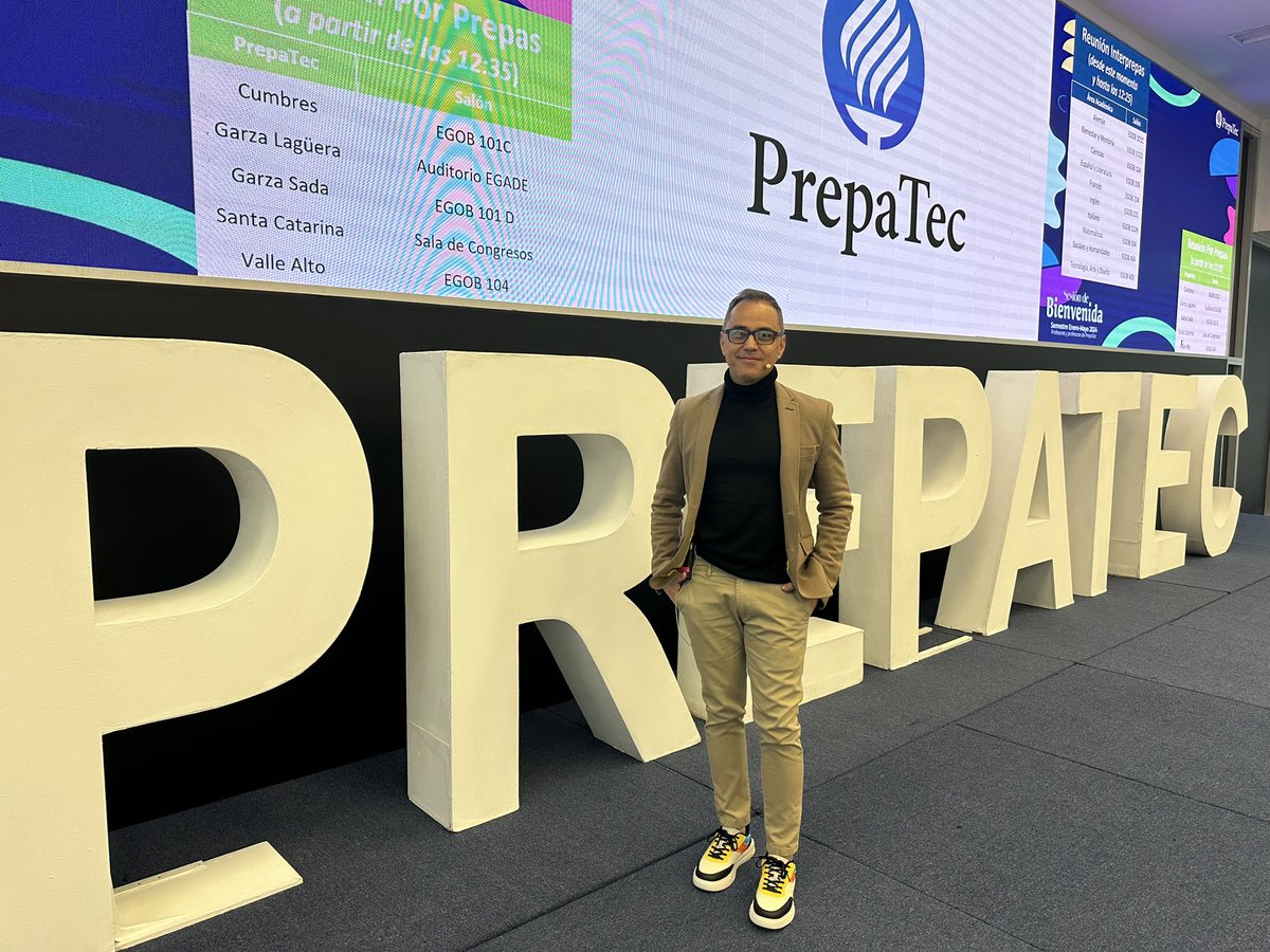 JessArturo57777's tweet image. My third gig: being MC teacher’s congresses in my school. @PrepaTecMty #techedu