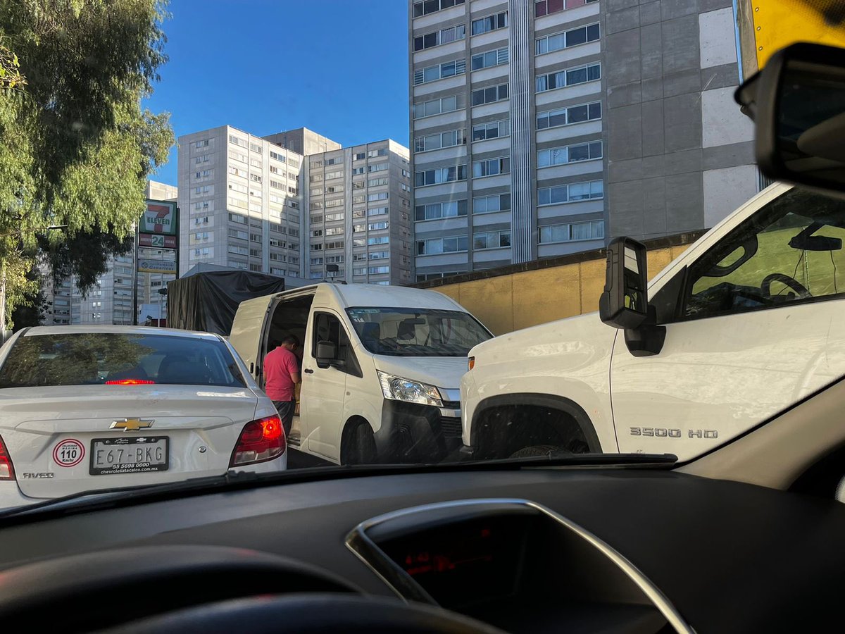 JorgeDelMoral_'s tweet photo. @OVIALCDMX @AlvaroObregonen @lialimon @AlcaldiaAO nos pueden apoyar a quitar los vehículos que estorban en la calle de Toltecas 166 A al final de la calle antes de entrar a demet san Antonio por favor SIEMPRE es lo mismo https://t.co/2FnFz863eA