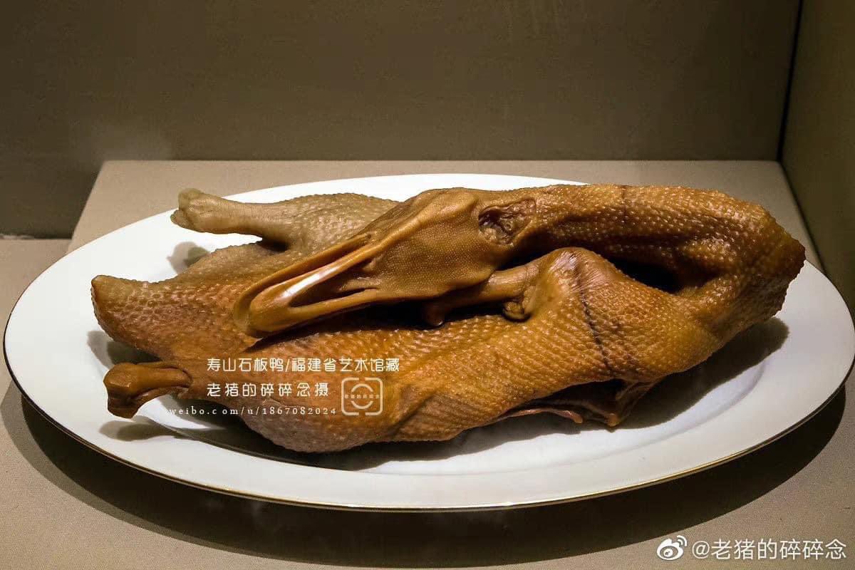 TimberLe92's tweet photo. - CỔ VẬT VỊT MUỐI THỜI NGUYÊN

Viện Nghệ Thuật tỉnh Phúc Kiến, Trung Quốc có một cổ vật kỳ lạ khiến người xem thèm thuồng mà không làm gì được. 

Đây là một con vịt muối điêu khắc từ đá Thọ sơn, loại đá có thịt mịn màu đẹp-đa dạng; thường hay dùng để khắc con dấu. Tác phẩm này hoàn toàn là dựa vào màu gốc của đá và bàn tay tài hoa khéo léo của thợ thủ công chế tác nên.

cr: wb 老猪的碎碎念
Chia sẻ của Góc Trung Quốc - Văn hóa Nghệ Thuật và Lịch Sử - Gr Maybe You Missed This F***king News
