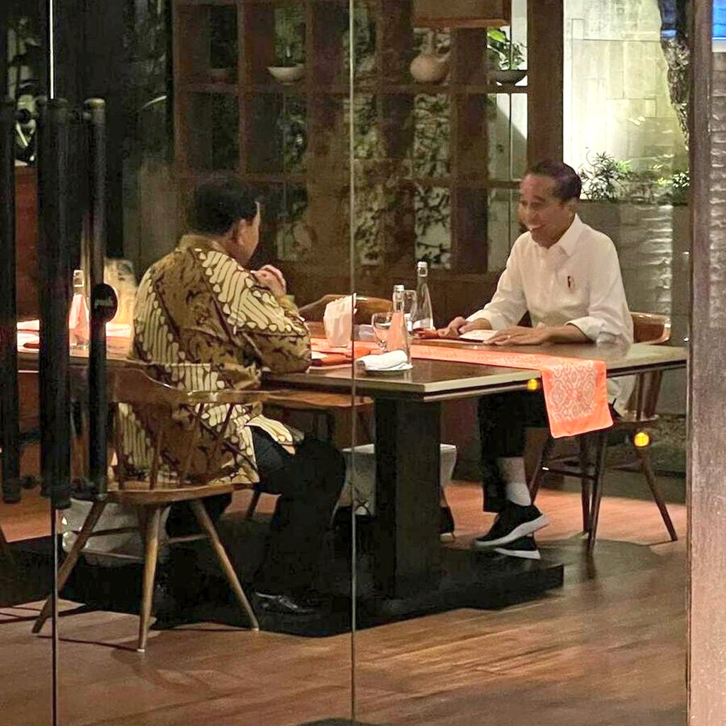 Pak Jokowi: "So far, kamu cocok sama anak pertama saya?"